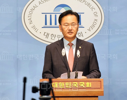 국민의힘 수석대변인인 유상범 국회의원이 25일 오후 서울 여의도 국회 소통관에서 헌법재판소의 '이태원 핼러윈 압사 참사' 대응 관련 이상민 행정안전부 장관 탄핵소추 만장일치 기각 판단에 관해 논평을 발표하고 있다.<한기호 기자>